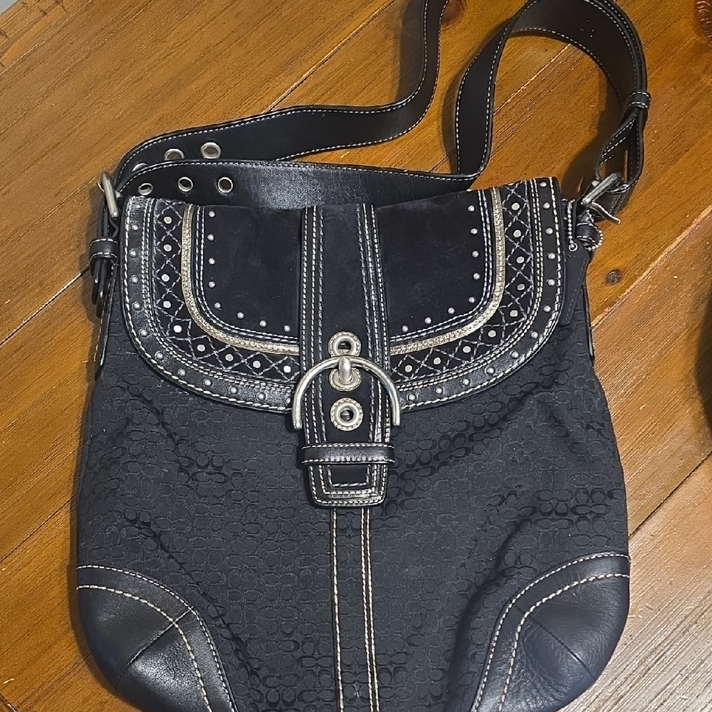 Stunning!! Coach Soho Signature Hobo!!